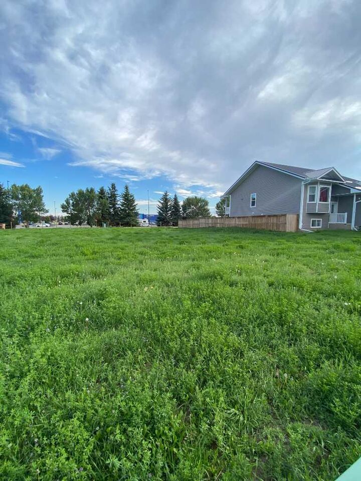 Property Photo: 89 Upland Boulevard W AB T1R 0R1