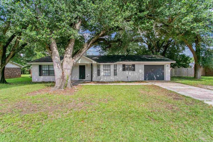 Property Photo: 4636 Evelyn St FL 32571