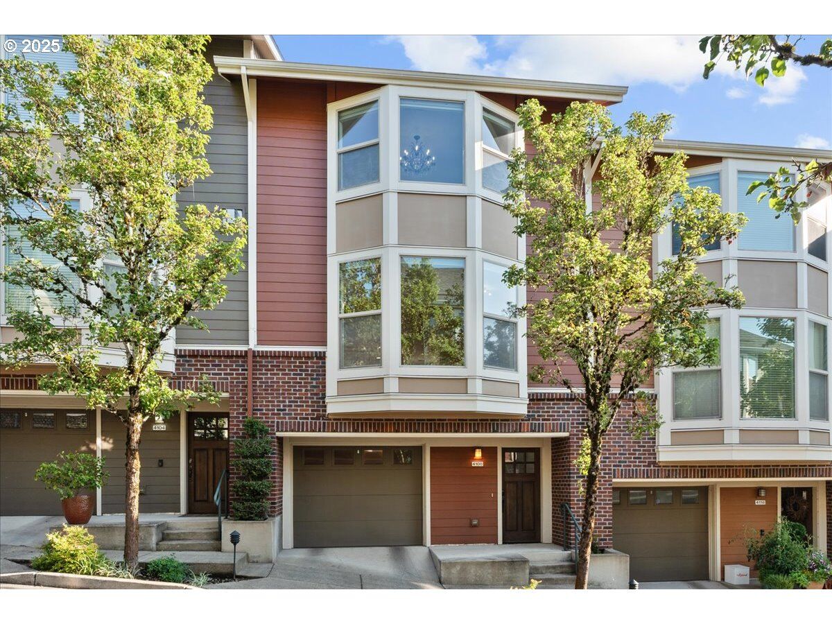 Property Photo: 4108 S Corbett Ave OR 97239