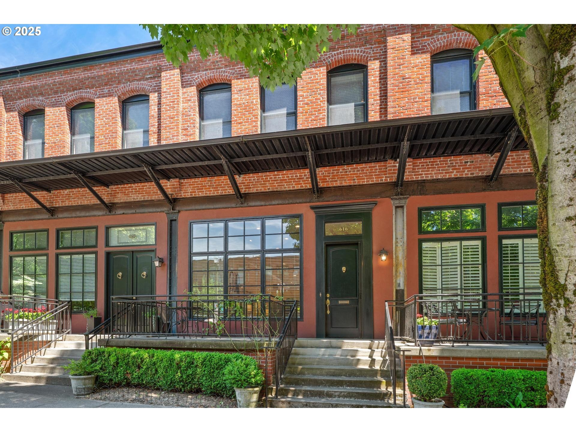 Property Photo: 616 NW 11th Ave OR 97209