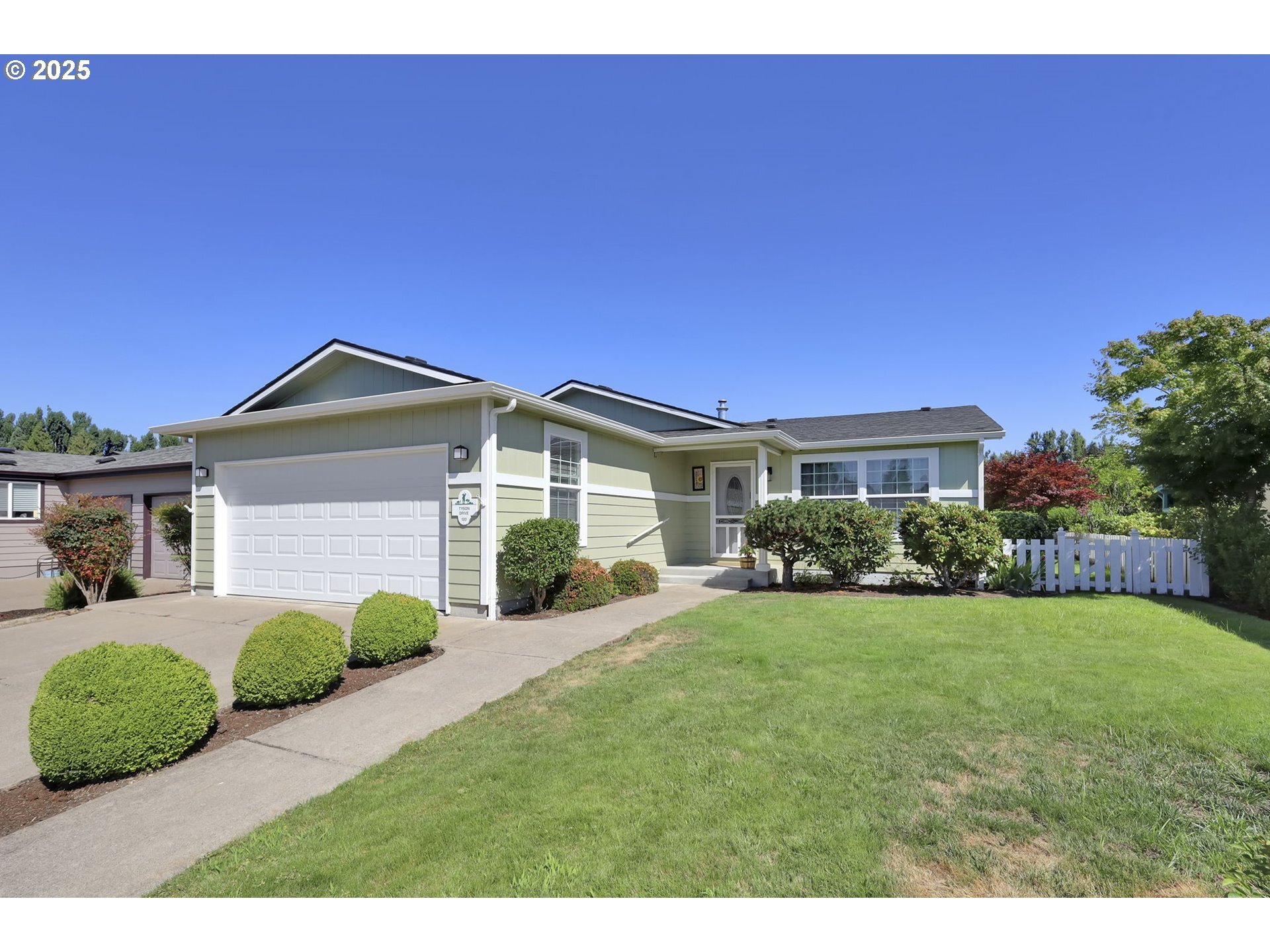 Property Photo: 120 Tyson Dr OR 97424