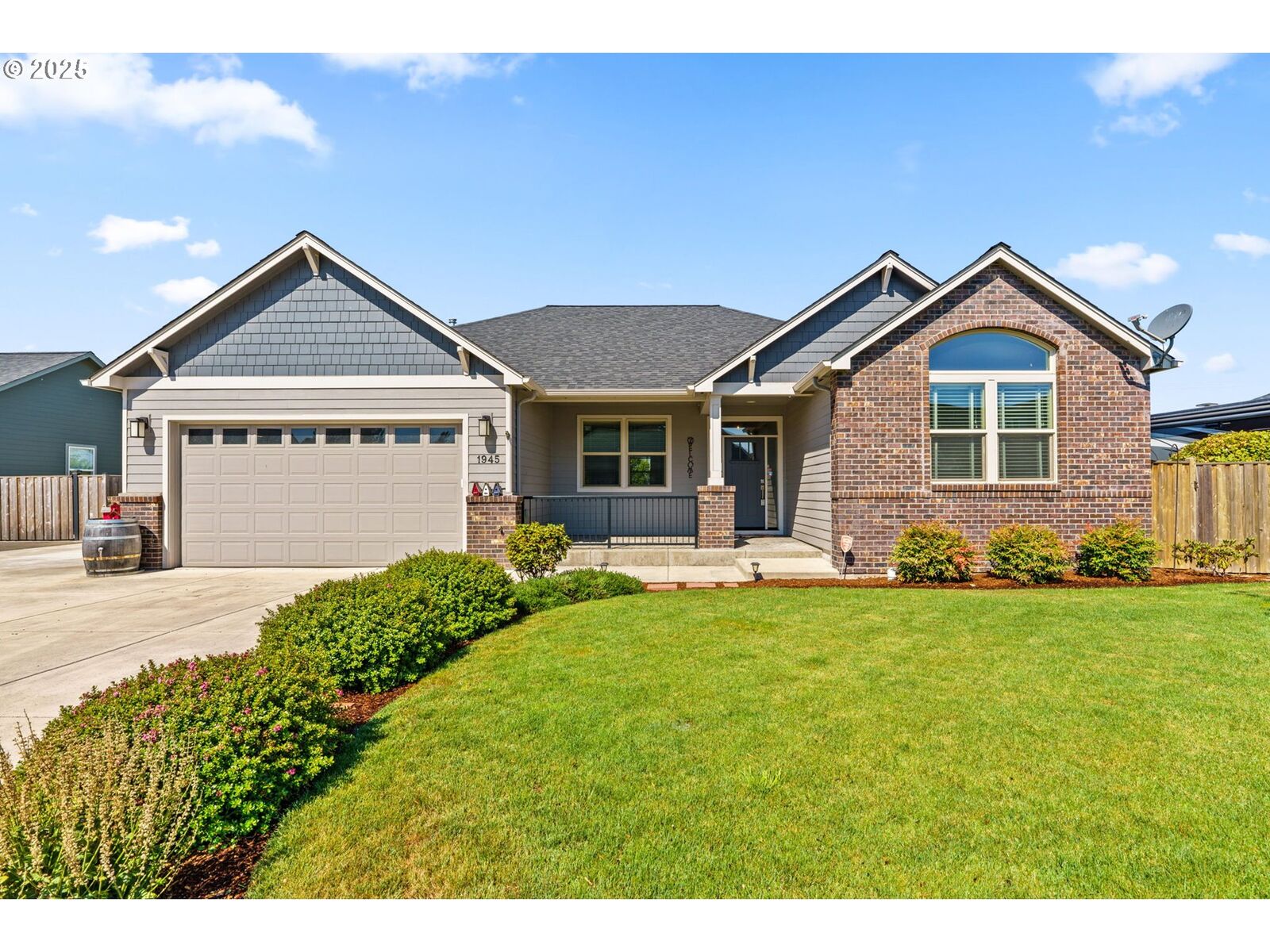 Property Photo: 1945 W 6th Ave OR 97448