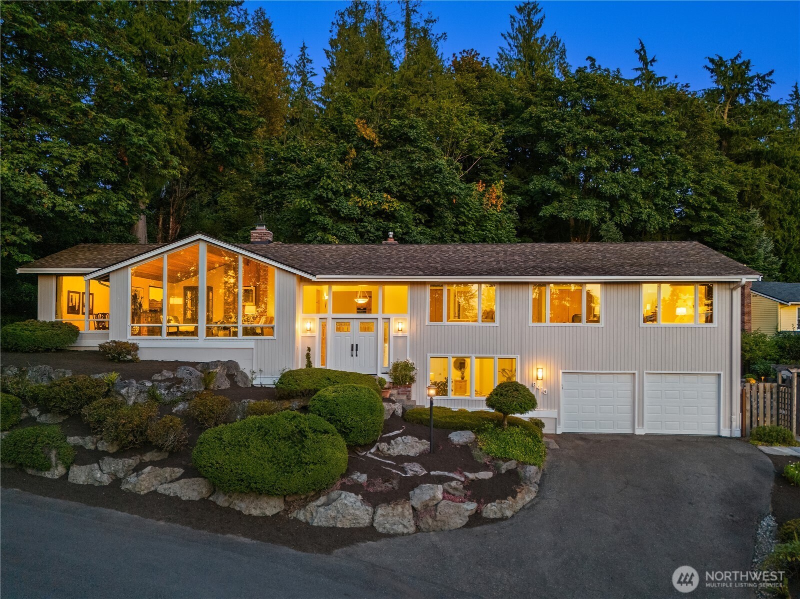 Property Photo: 8413 SE 53rd Place WA 98040