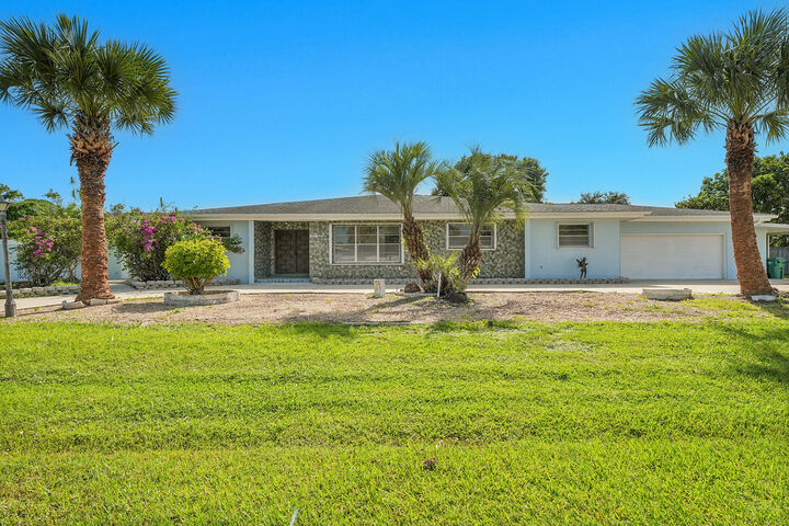 Property Photo: 154 N Naranja Avenue FL 34983