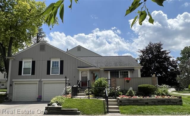 Property Photo:  1556 Gas Light Lane 199  MI 48306 