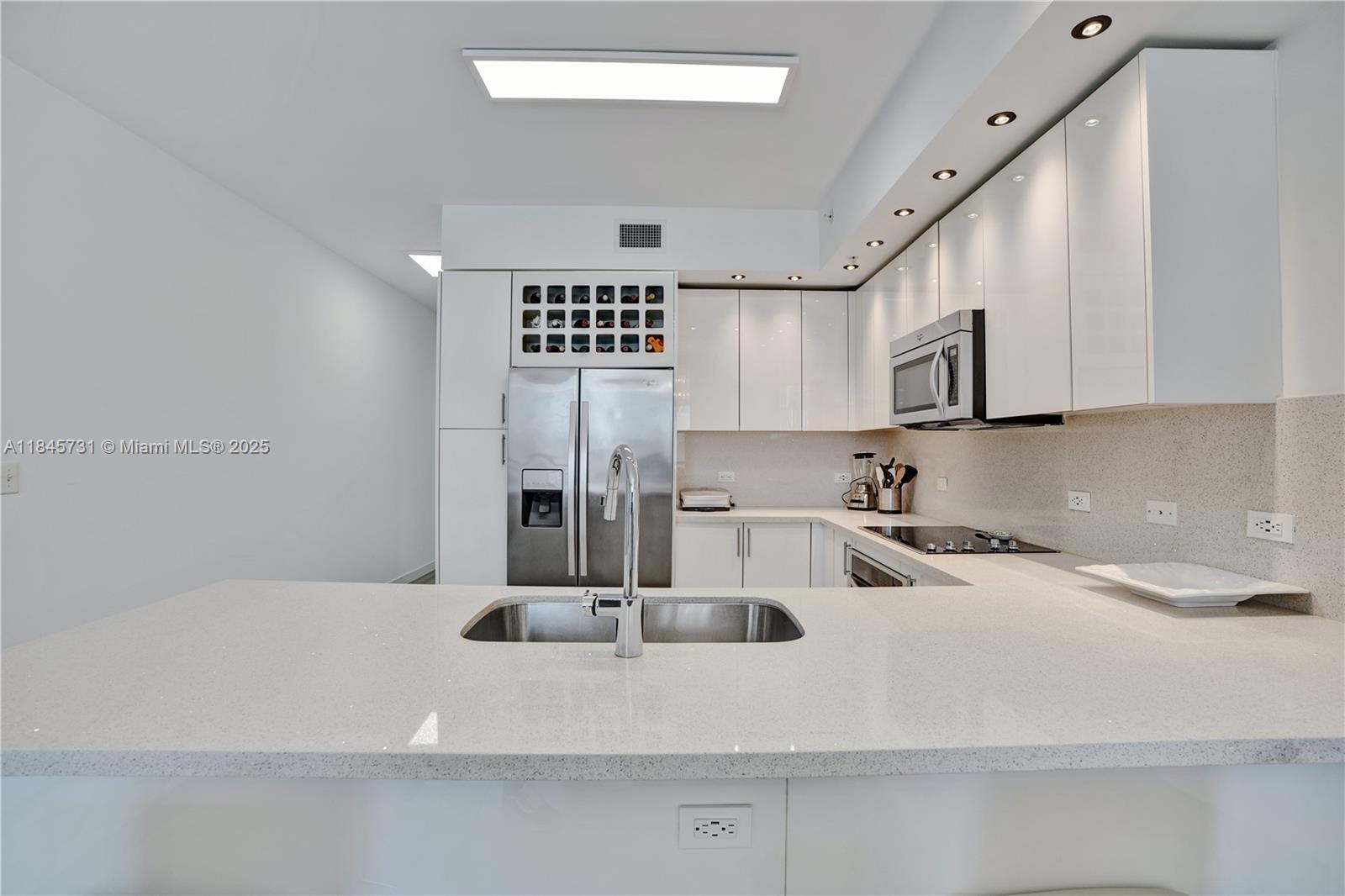 Property Photo:  999 SW 1st Ave 1402  FL 33130 