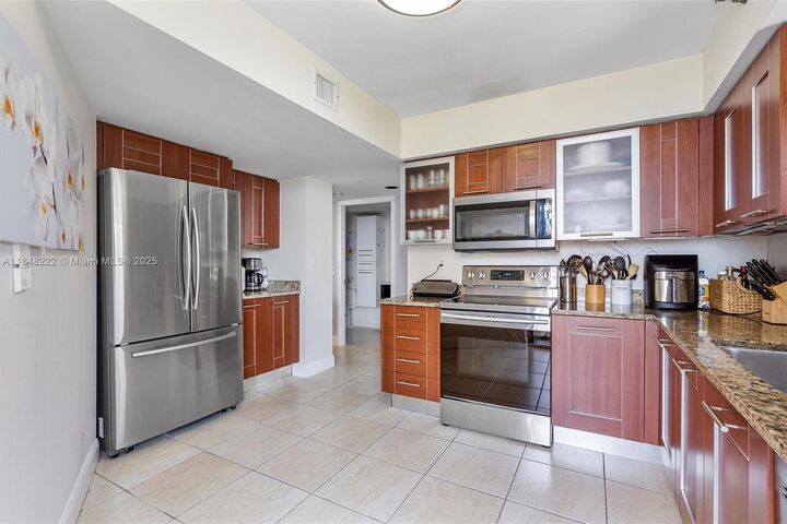 Property Photo: 3300 NE 191st St 1213 FL 33180