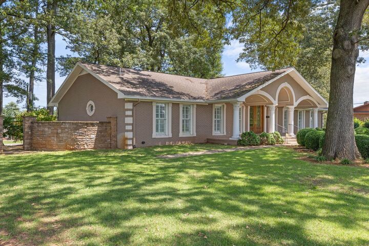 Property Photo:  1905 Marietta Ave  AL 35661 - MUSCLE S 
