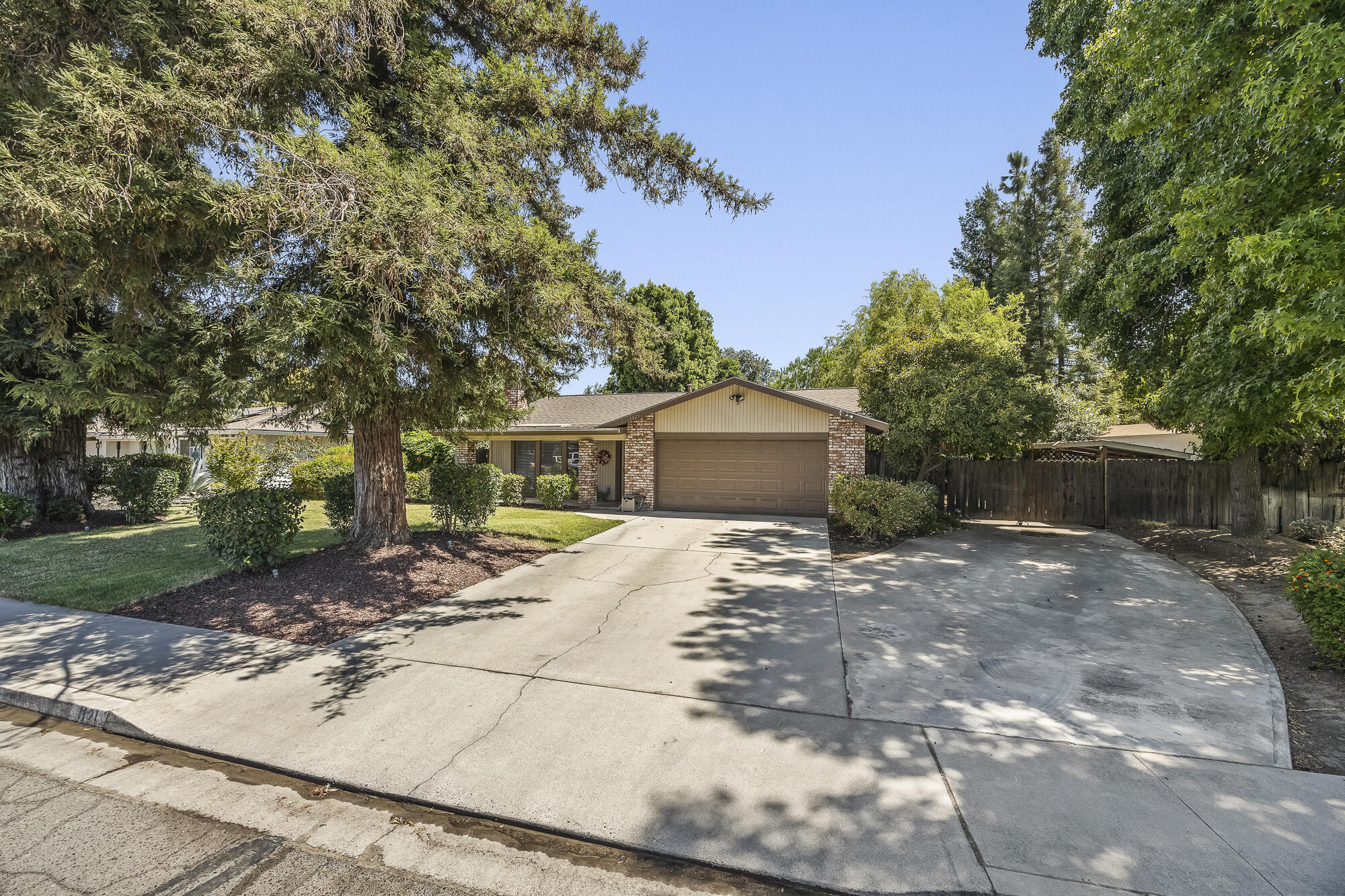 Property Photo:  1121 E Paradise Avenue  CA 93292 