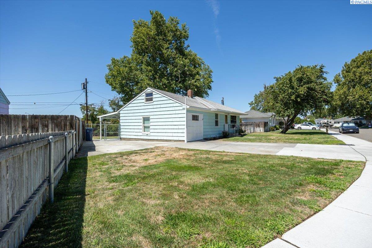 Property Photo:  806 S Fruitland  WA 99336 