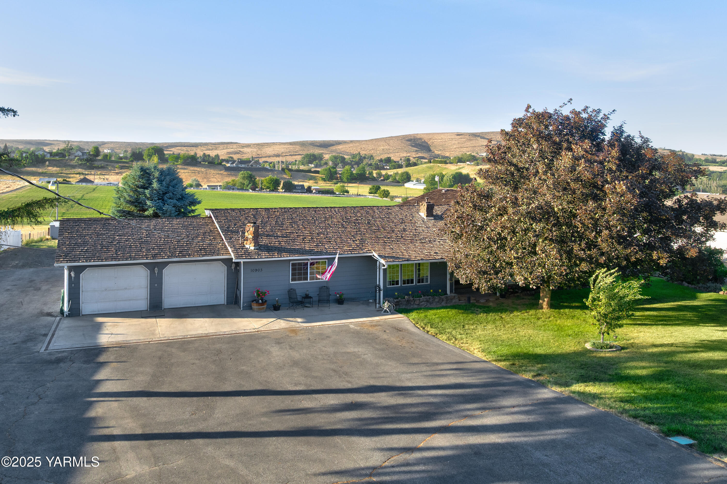 Property Photo: 10903 Tieton Dr WA 98908