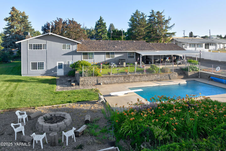 Property Photo: 10903 Tieton Dr WA 98908