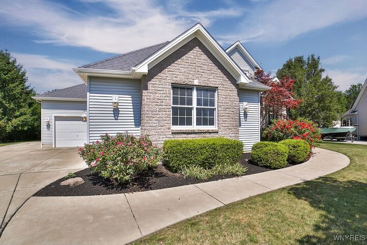 Property Photo:  224 Pin Oak Circle  NY 14072 