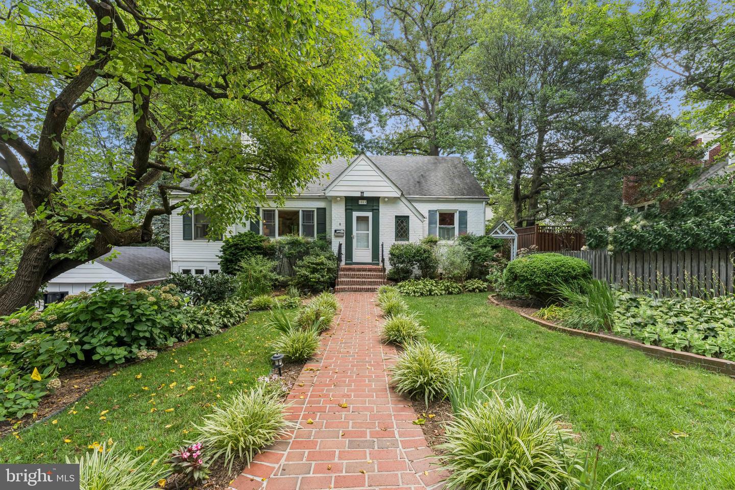 Property Photo:  1811 N Wakefield Street  VA 22207 
