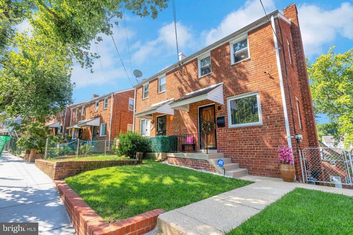 Property Photo: 707 Hilltop Terrace SE DC 20019
