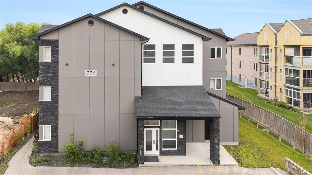 Property Photo: 226 Grassie Boulevard MB R2G 2L6