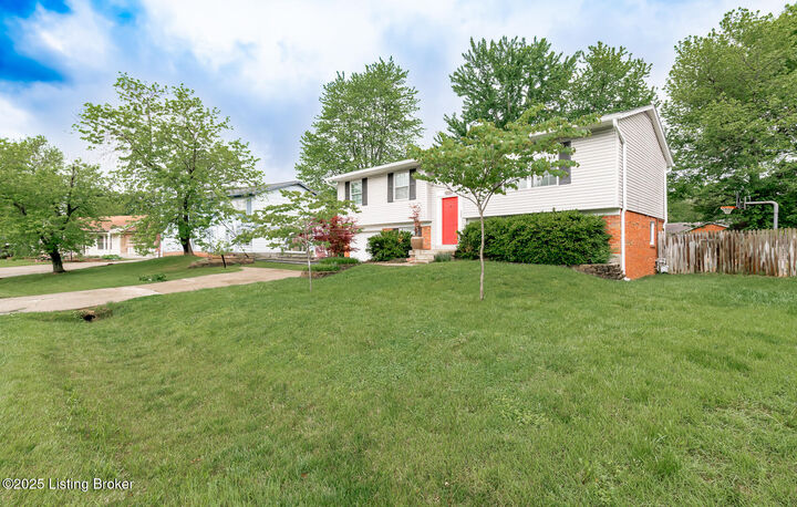Property Photo: 7404 King William Ct KY 40214