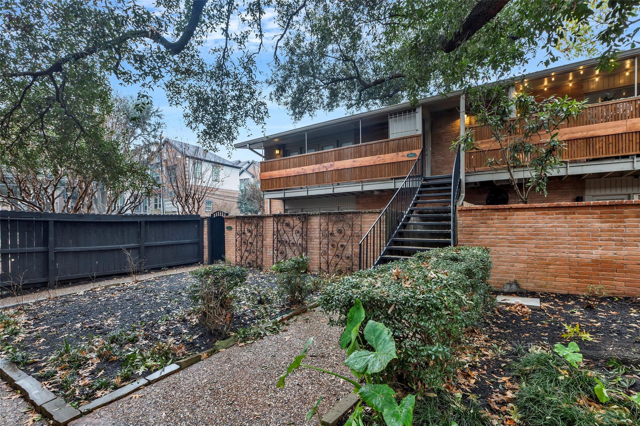 Property Photo: 3944 W Alabama Street 2 TX 77027