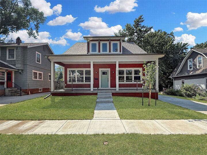 Property Photo: 926 40th Place IA 50312