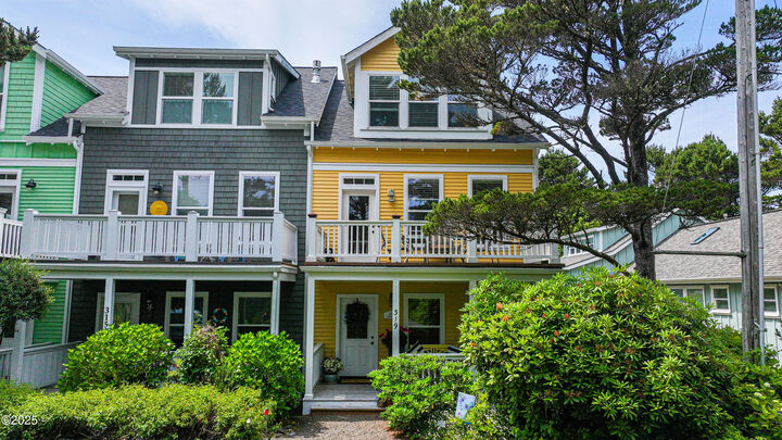 Property Photo: 319 Kinnikinnick Way OR 97341