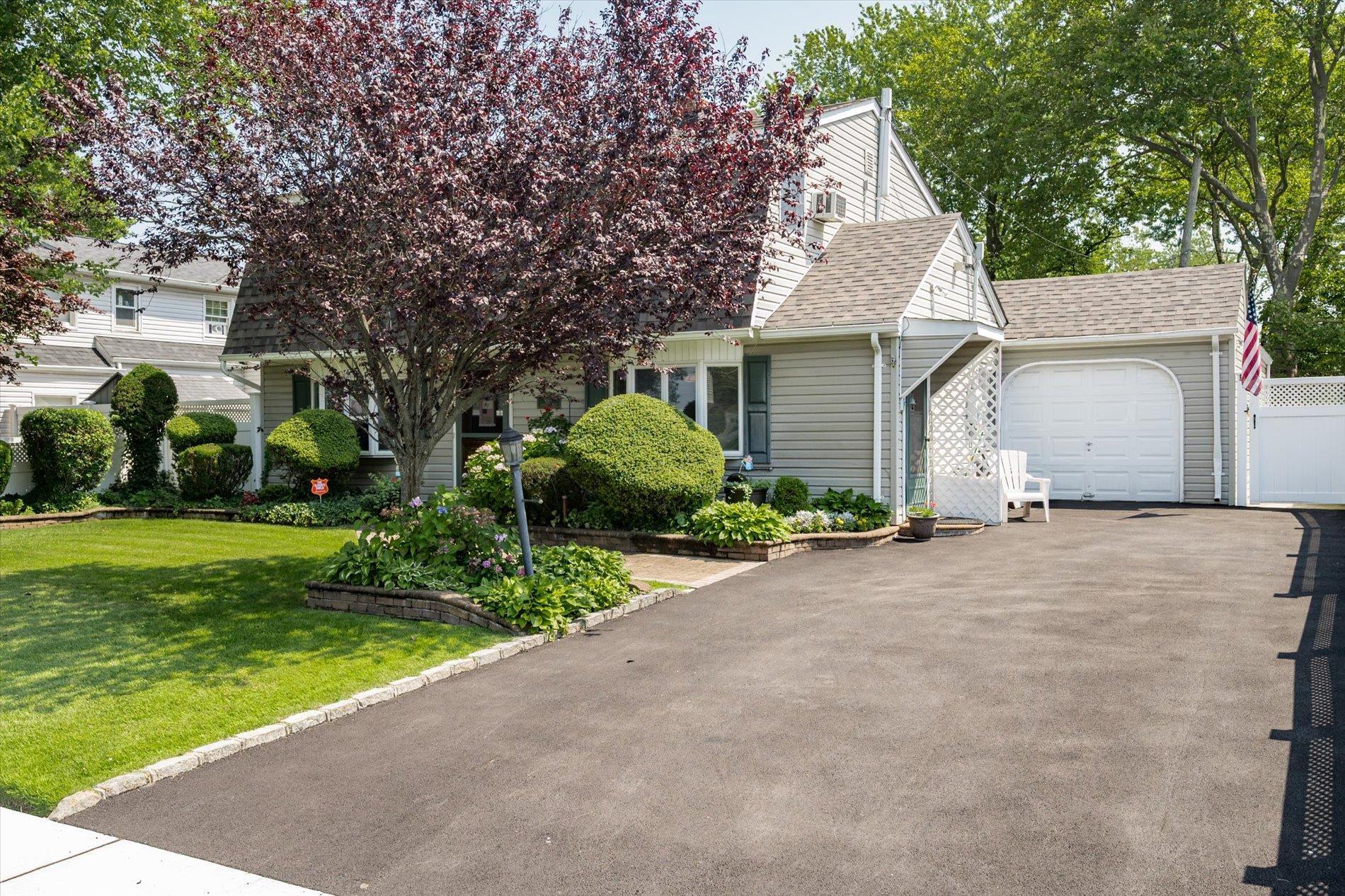 Property Photo:  685 Gardiners Avenue  NY 11756 