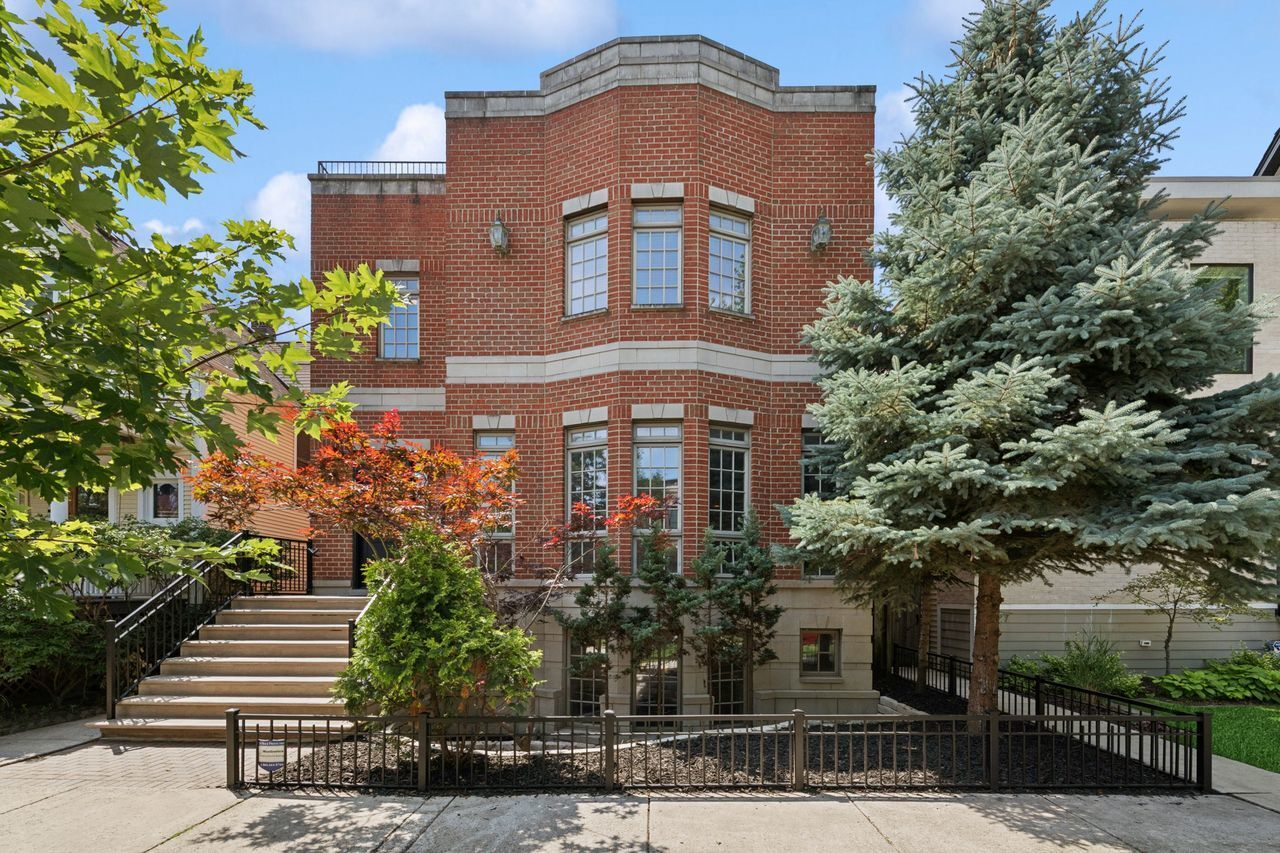 Property Photo: 2025 W Hutchinson Street IL 60618