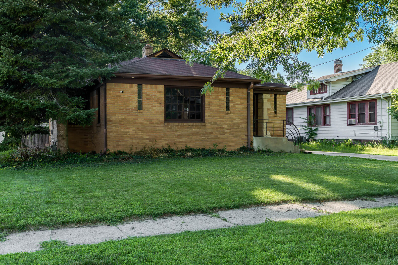 Property Photo:  224 N Rockford Avenue  IL 61107 