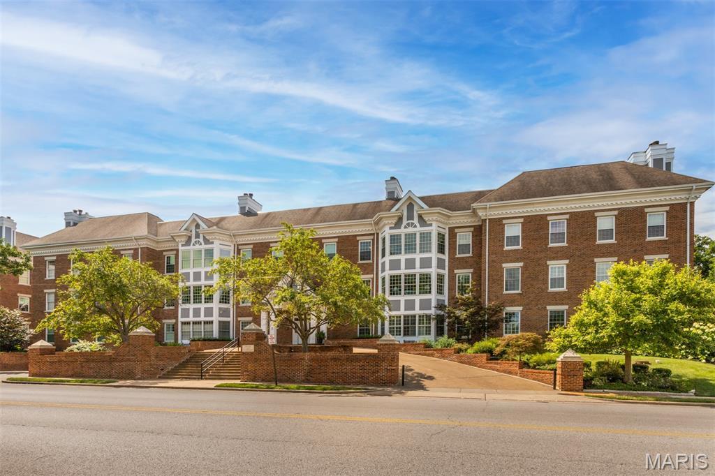 Property Photo: 440 E Lockwood Avenue 104 MO 63119