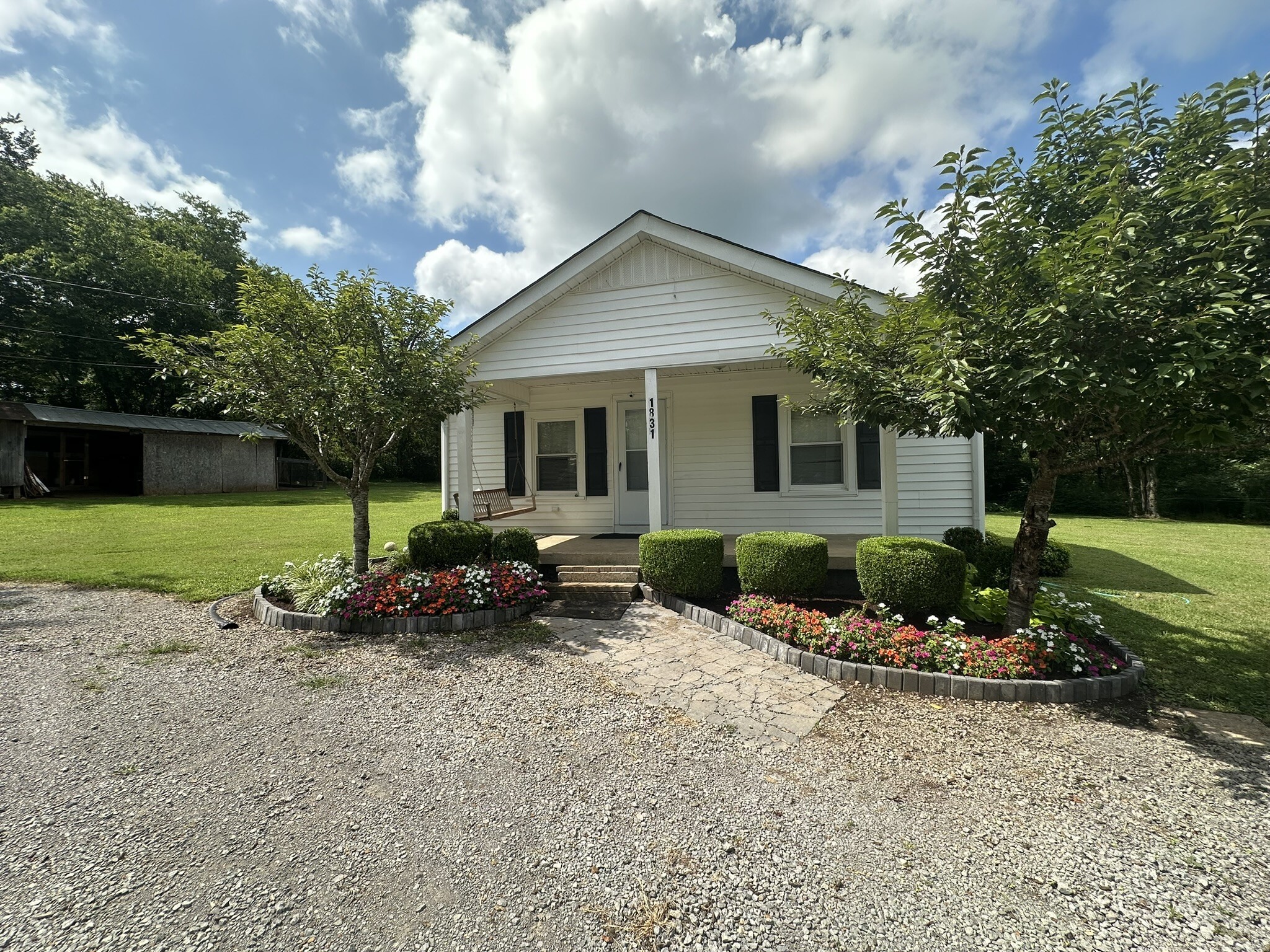 Property Photo: 1851 W Jefferson Pike TN 37129