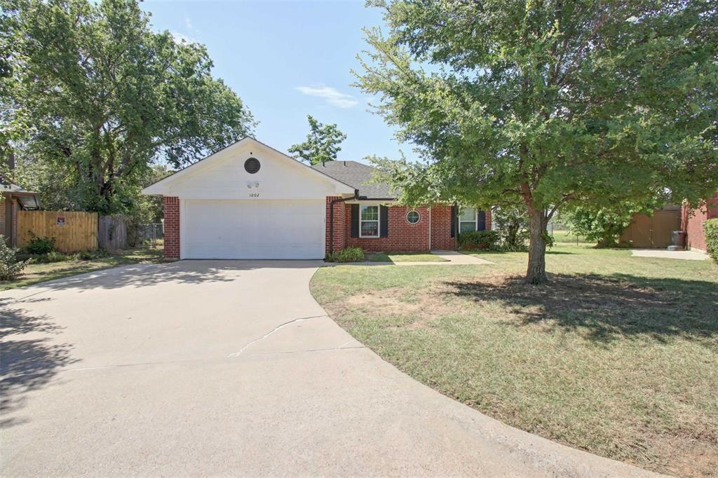Property Photo: 1002 Oakchase Court TX 76020