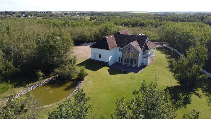 Property Photo: 6 Cedar Crescent AB T9W 1T2