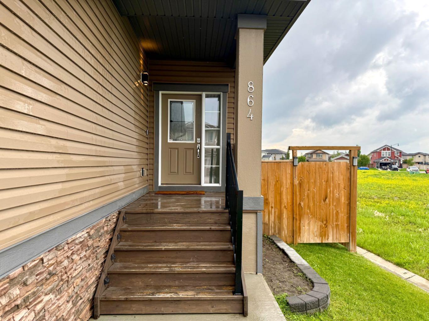Property Photo:  864 Hampshire Crescent NE  AB T1V 0E4 