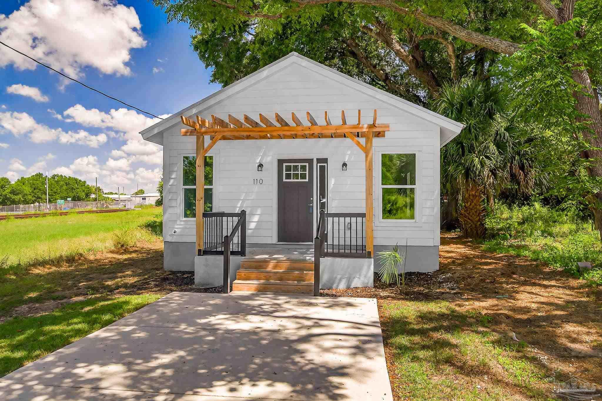 Property Photo: 110 E Jordan St FL 32503