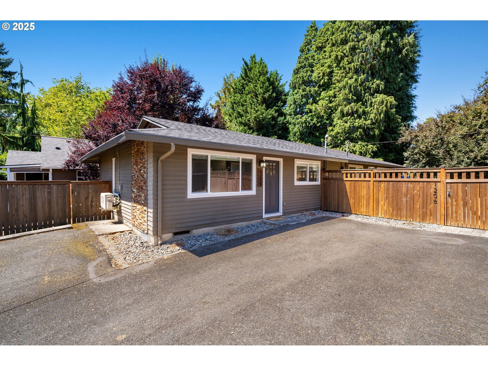 Property Photo:  1204 W McLoughlin Blvd  WA 98660 