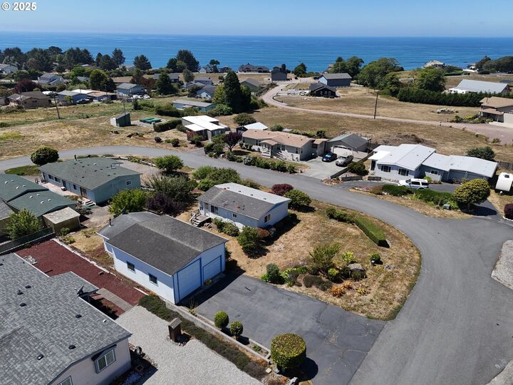Property Photo: 98620 Camellia Dr OR 97415