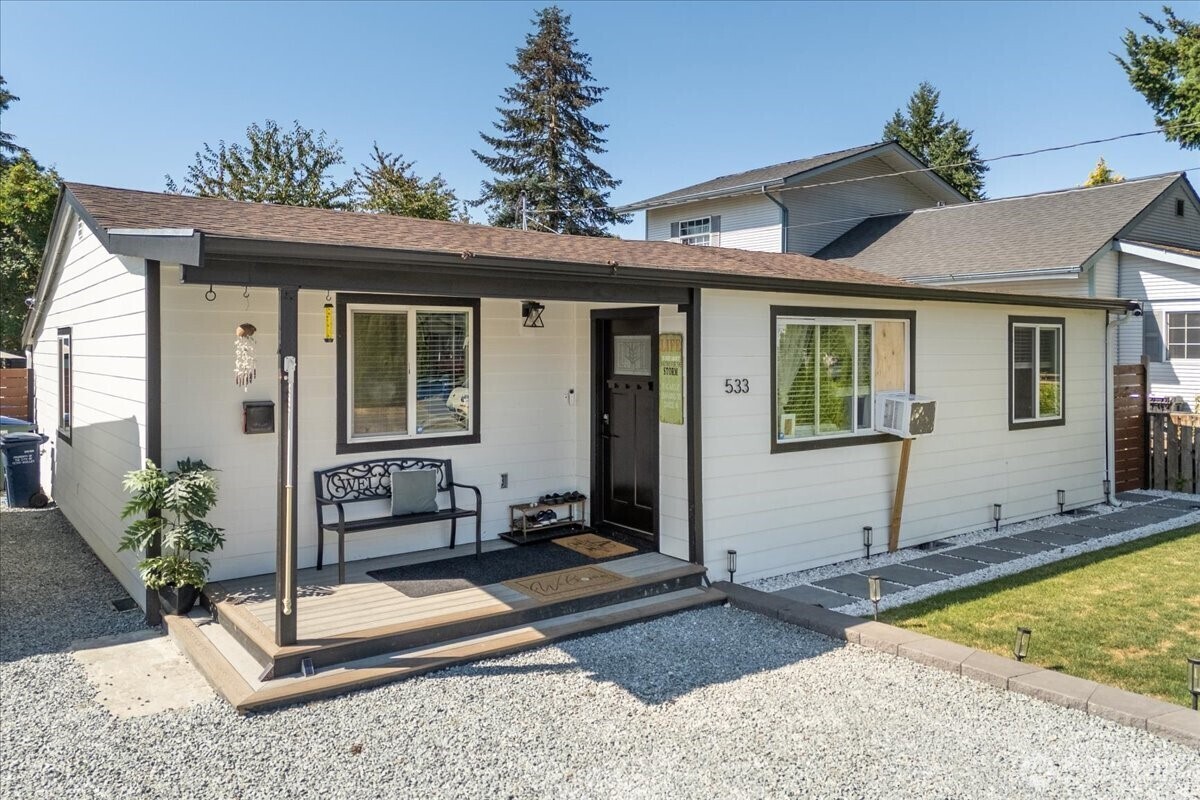 Property Photo: 533 Fidalgo Street WA 98284