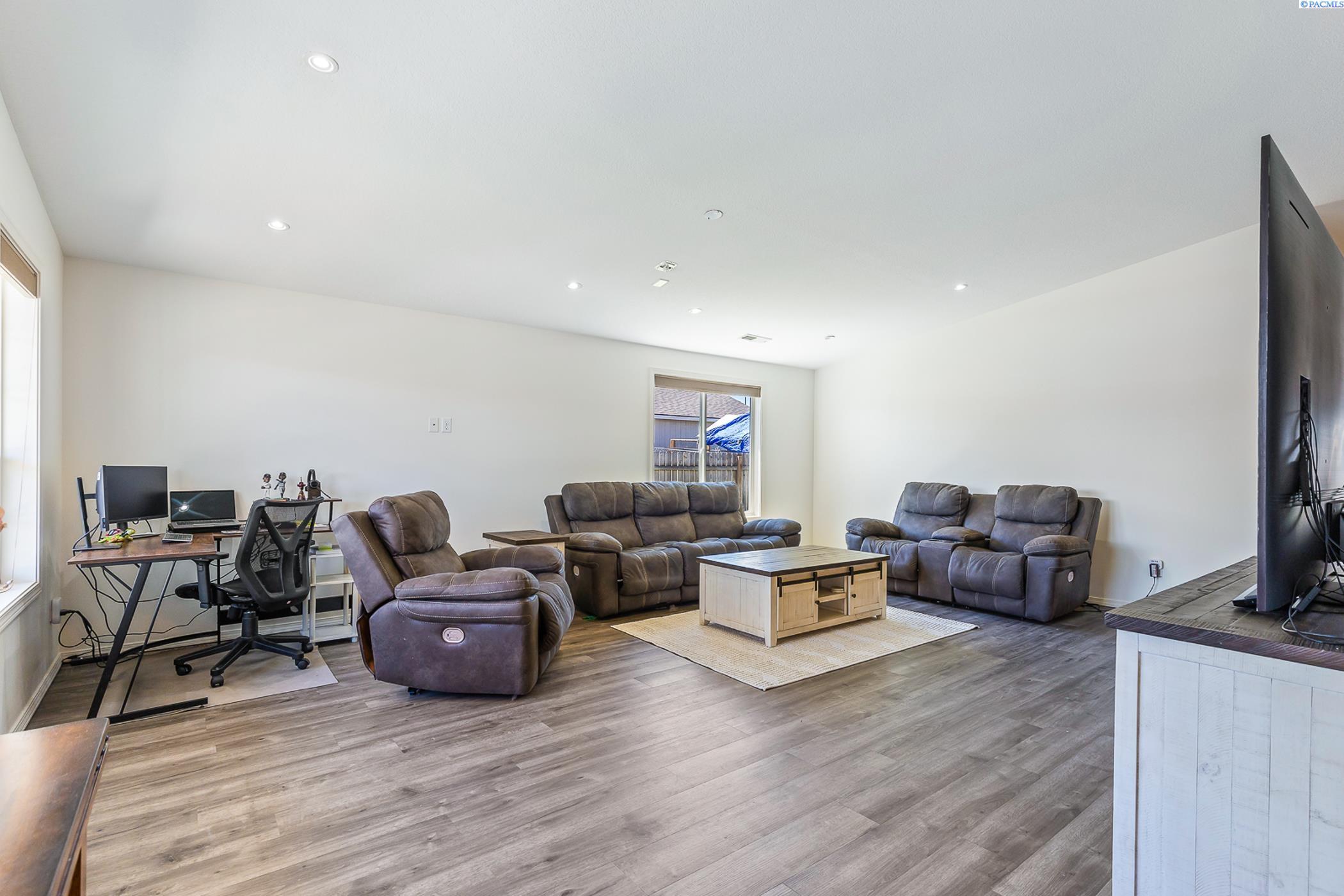Property Photo: 5306 Hayes Lane WA 99301