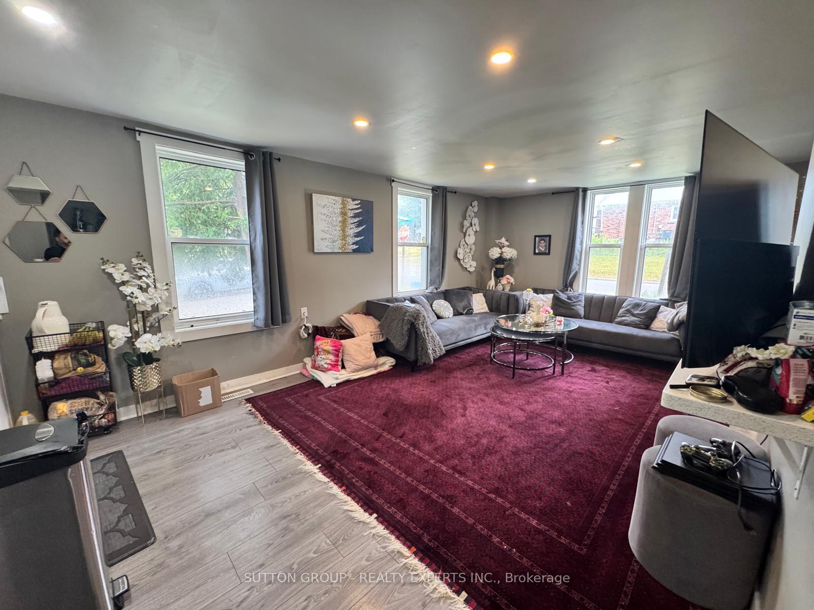 Property Photo:  328 Centre Street S Duplex  ON L1H 4B5 