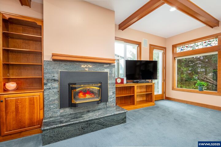 Property Photo: 1055 NW Estate Dr OR 97376