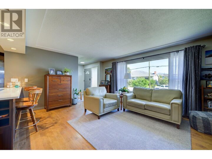Property Photo:  673 Richmond Avenue  BC V2B 1T4 