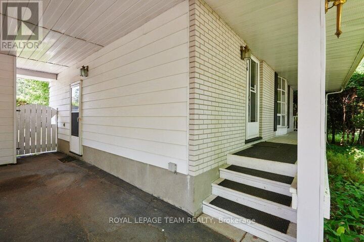 Property Photo:  16 Keewatin Crescent  ON K2E 6Z1 