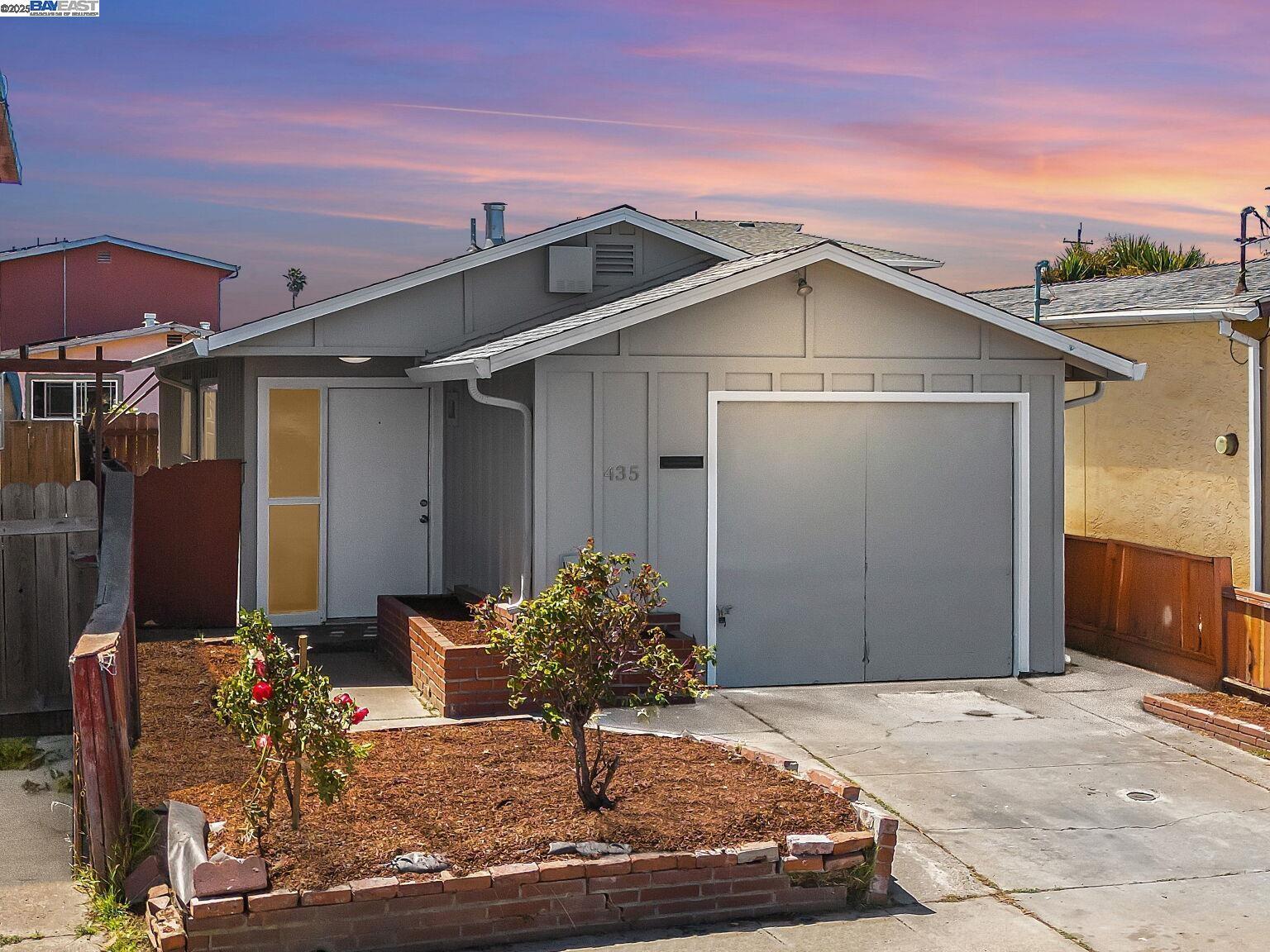 Property Photo: 435 S 21st St CA 94804