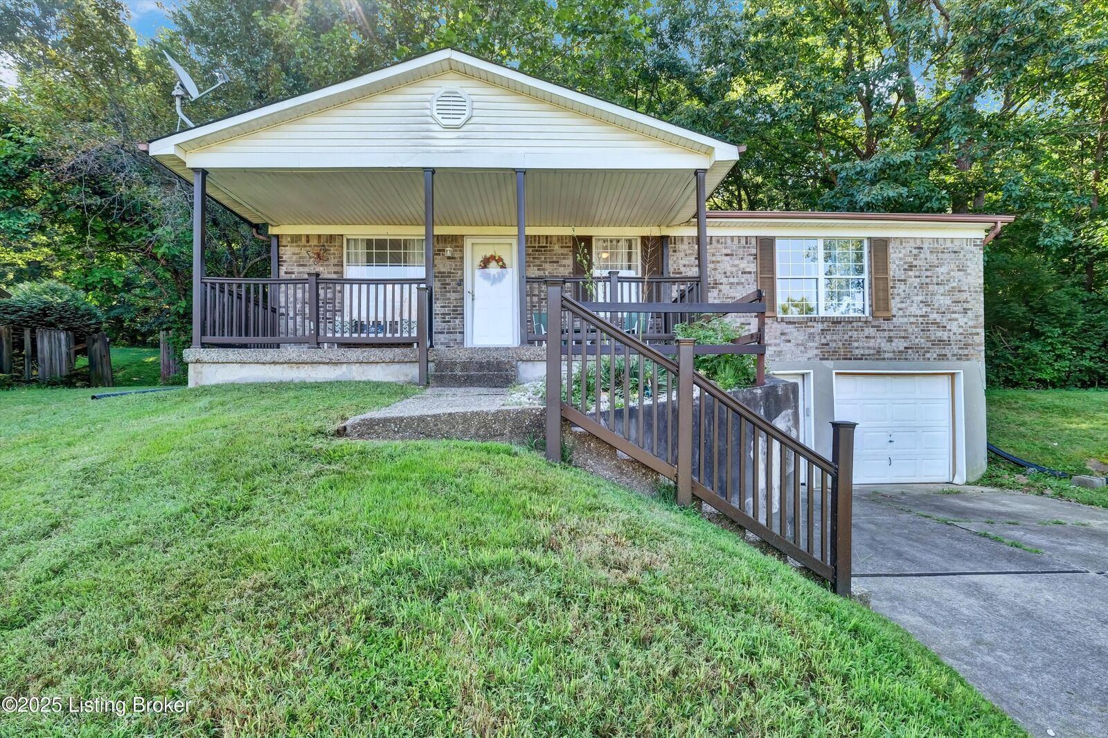 Property Photo:  800 Candleglow Ct  KY 40214 