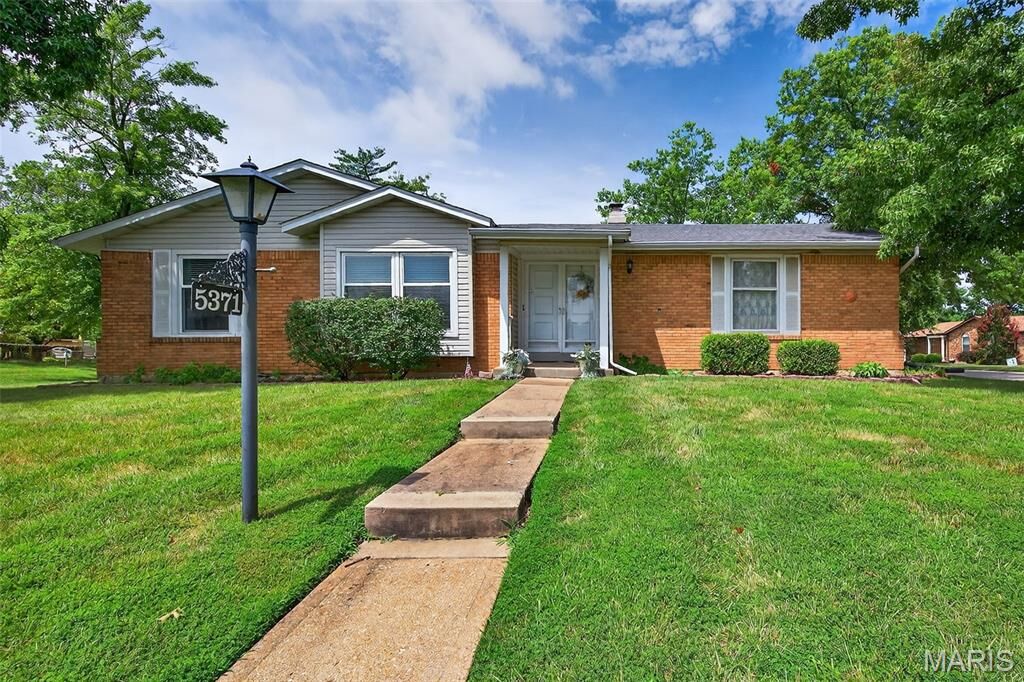 Property Photo:  5371 Stonehurst Drive  MO 63129 