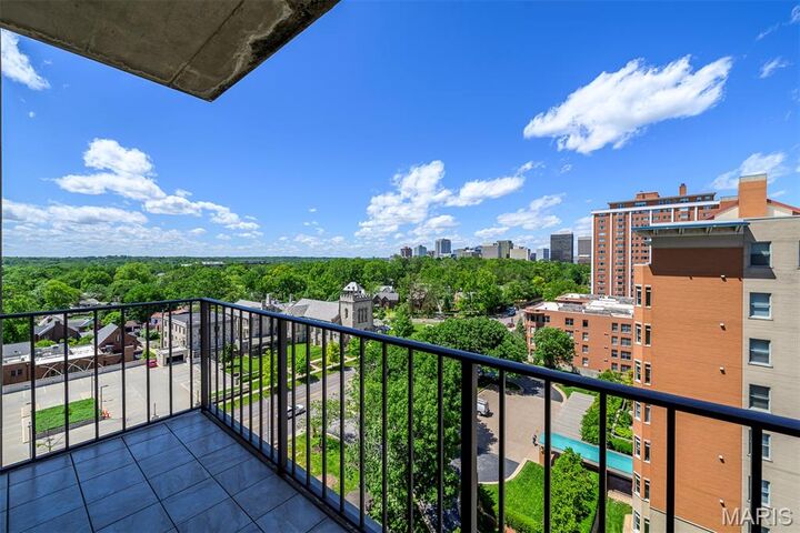 816 S Hanley Road 8C  St Louis MO 63105 photo