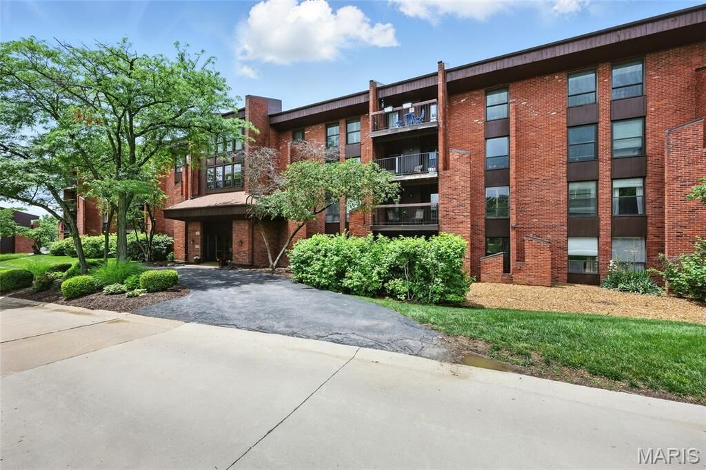 Property Photo: 585 Coeur De Royale Drive 203 MO 63141