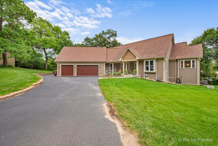 Property Photo:  2512 S Vaupell Drive  IL 60051 