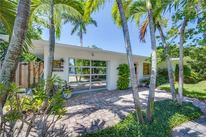Property Photo:  1304 Milano Drive  FL 34103