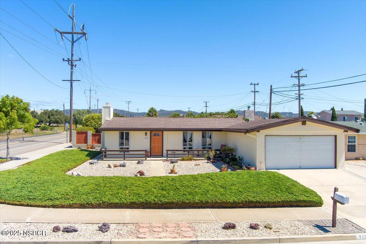 Property Photo: 1409 Calle Pasado CA 93436