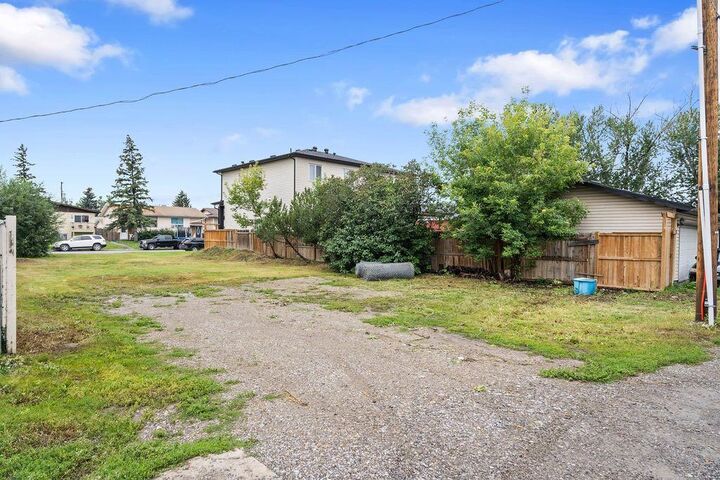 Property Photo: 20 7 Avenue SE AB T1V 1E9